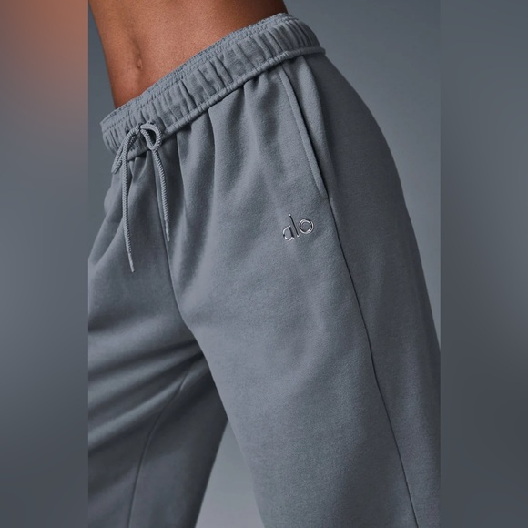 ALO YOGA | Accolade Straight Leg Sweatpant in Steel Grey - Picture 3 of 5